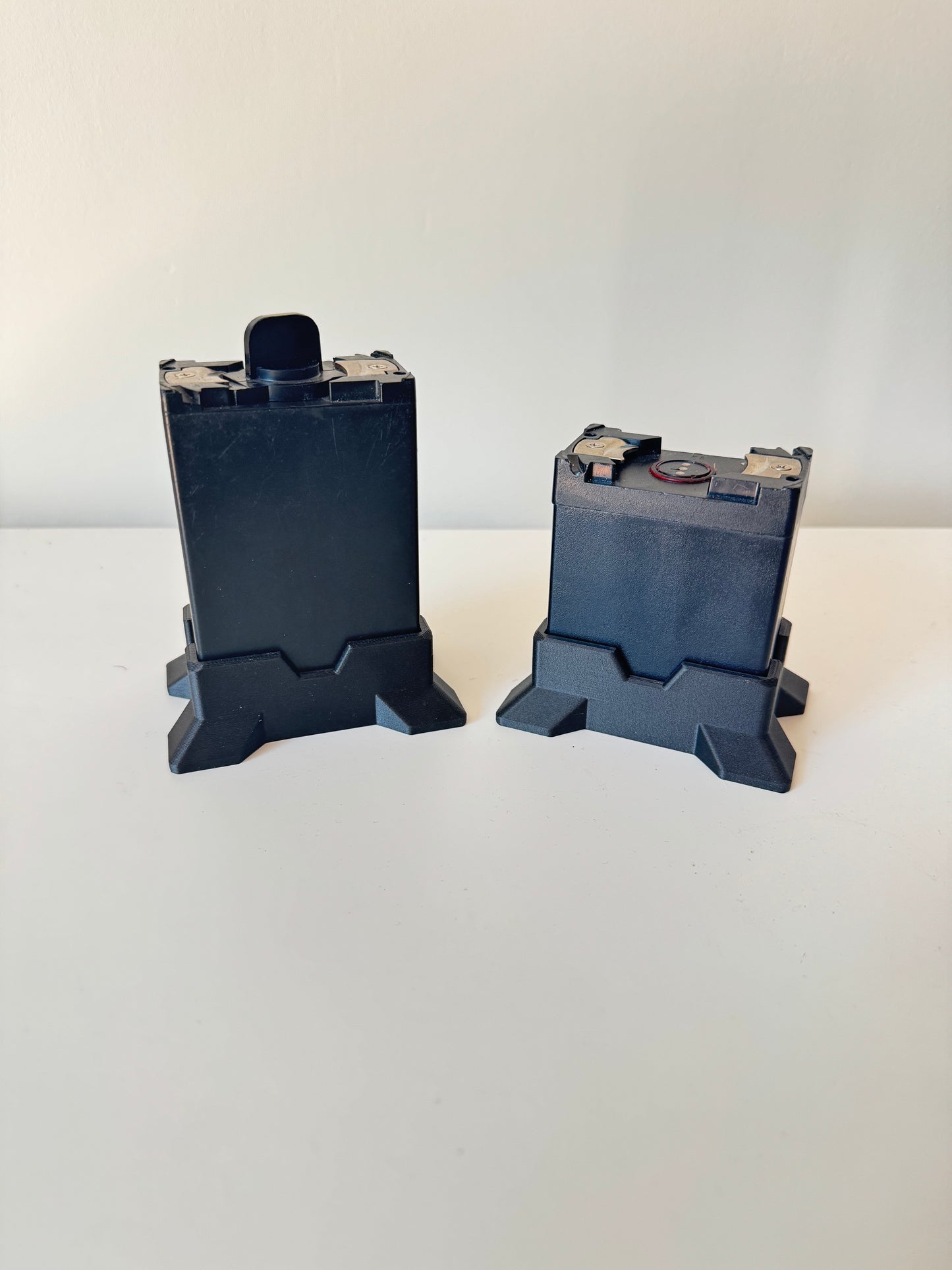 MANET Battery Stand – PET-CF17